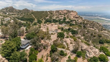 West Hills equestrian estate surrounded by boulders seeks $3.5M – Orange County Register
