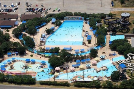Water Park USA: the Texas theme park featuring a wave pool was built in 1985 and later renamed Splashtown SA | Photo: Splashtown SA