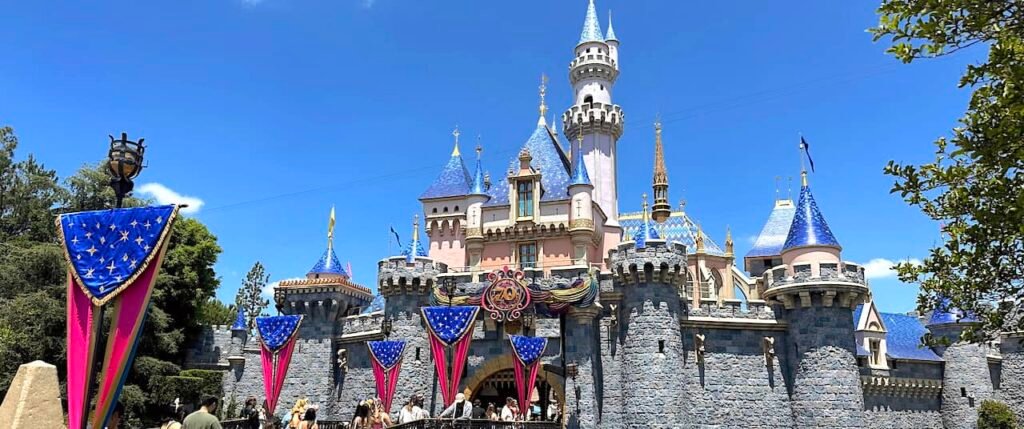 Disney reports record income from its theme parks