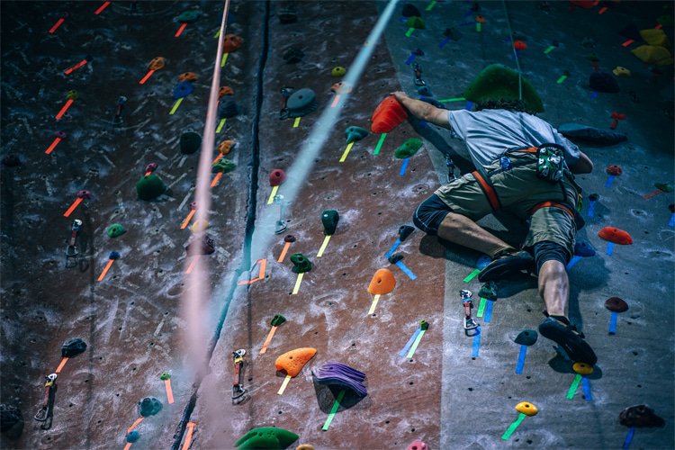 Indoor rock climbing: a sport that, just like surfing, requires maximum body awareness | Photo: Ovsyannykov/Creative Commons