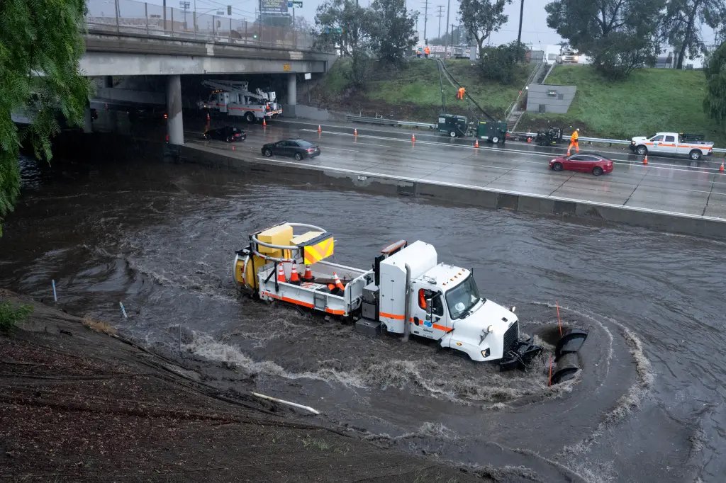 Caltrans works to reopen flooded 5 Freeway in the San Fernando Valley – Orange County Register