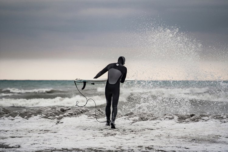 Cold water surfing: a 5/4/3 mm wetsuit is usually welcome