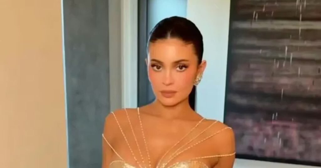 Kylie Jenner & Timothée Chalamet Take the 2026 Golden Globes in Awards-Worthy Looks