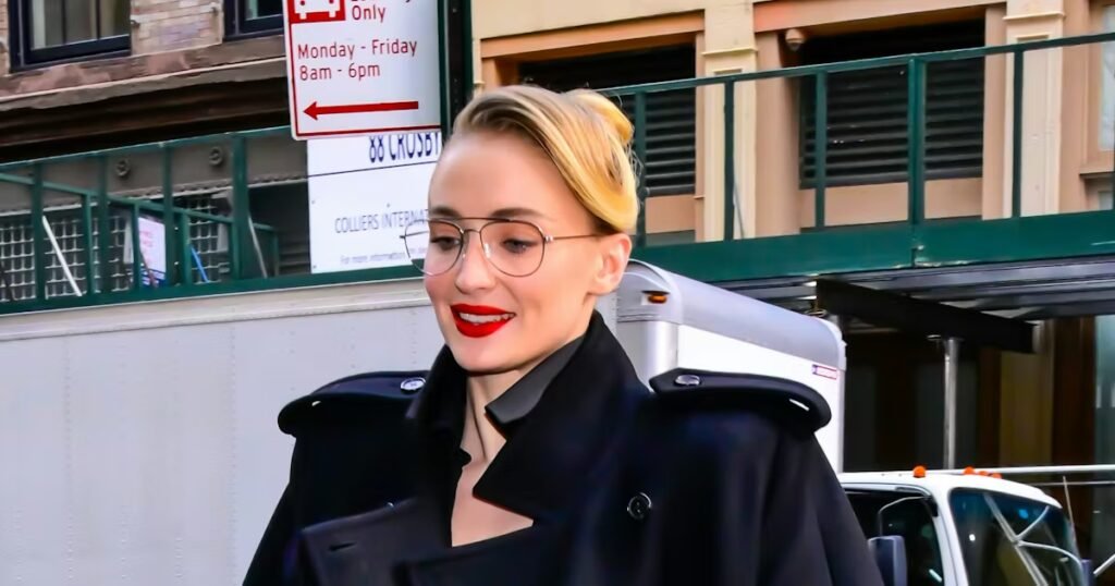Sophie Turner Dazzles in ’80s Trench and Sleek Skirt Suit Sophie Turner Goes Into Office Mode in ’80s Trench & Sleek Skirt Suit