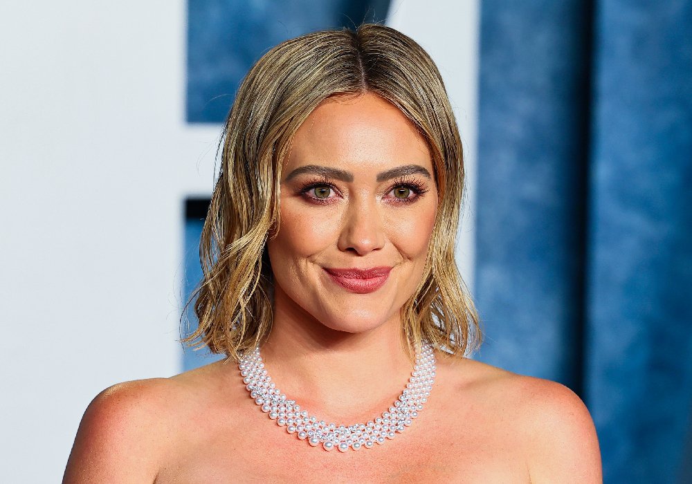 The $18 Shine Spray Behind Hilary Duff’s Glossy, Wet Waves