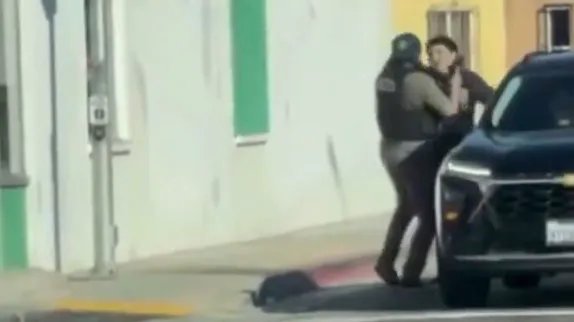 Anaheim police officer appears to pistol-whip teen suspect in Lynwood; viral videos mistakenly claimed it was ICE – Orange County Register