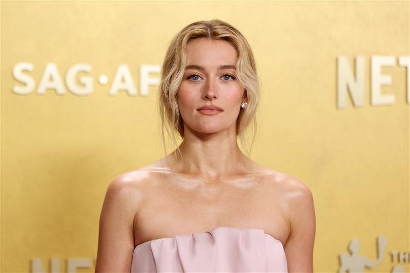 How to Recreate Sarah Pidgeon’s Actor Awards Low Knot How to Recreate Sarah Pidgeon’s Actor Awards Low Knot