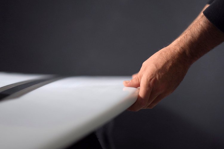Epoxy or polyester: learn how to tell whether a surfboard has an epoxy or polyester coating