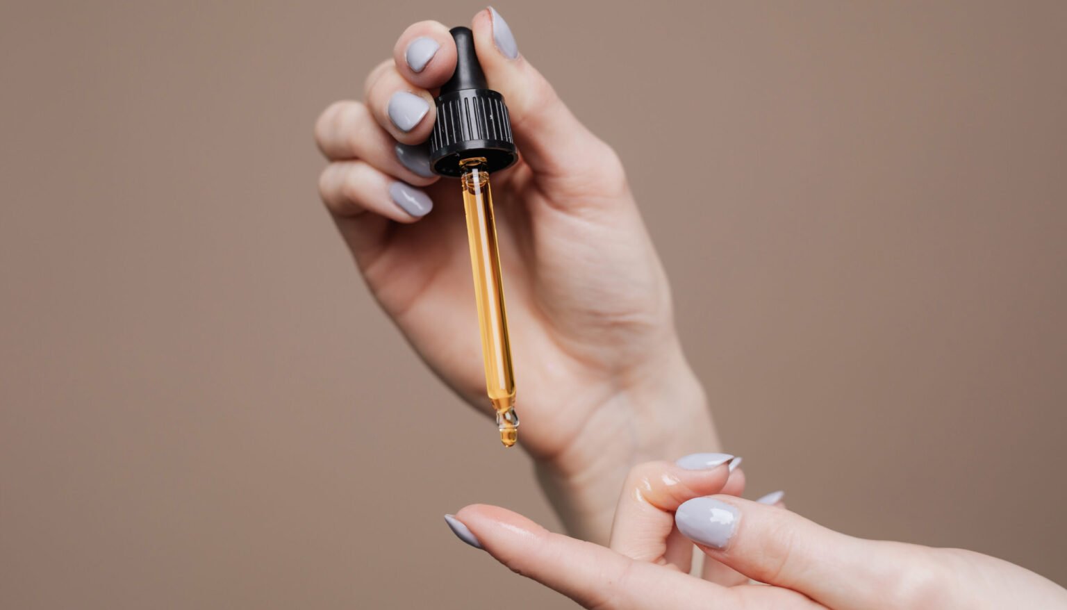 When Dermatologists Say You Should Start Using a Retinoid When Dermatologists Say You Should Start Using a Retinoid