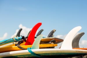 Surfboard fins: what are the hydrodynamics at play when you engage them in water?