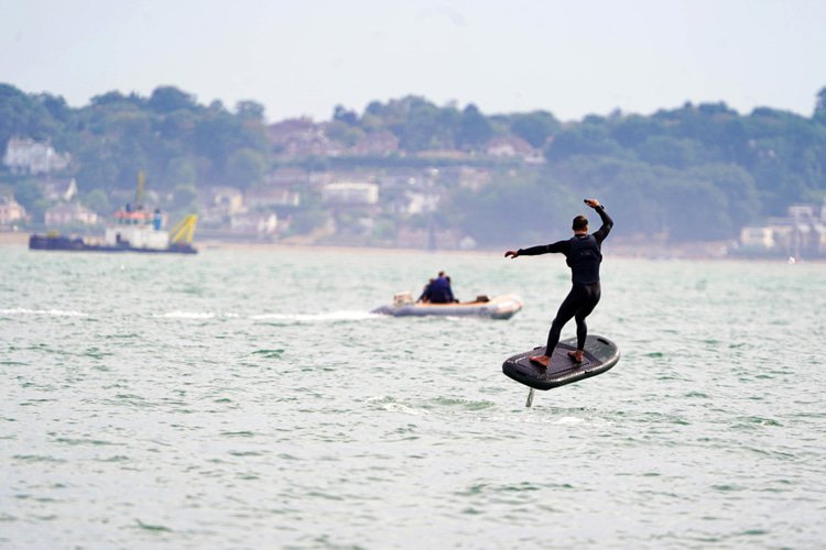 Electric foilboards: do they follow the surf etiquette, or should they give way to non-motor-powered shortboard surfers?