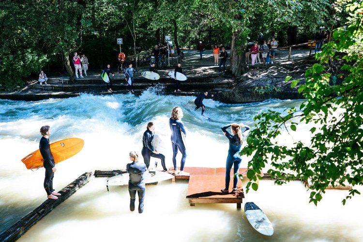 Eisbach: the famous Munich river waves is back in action
