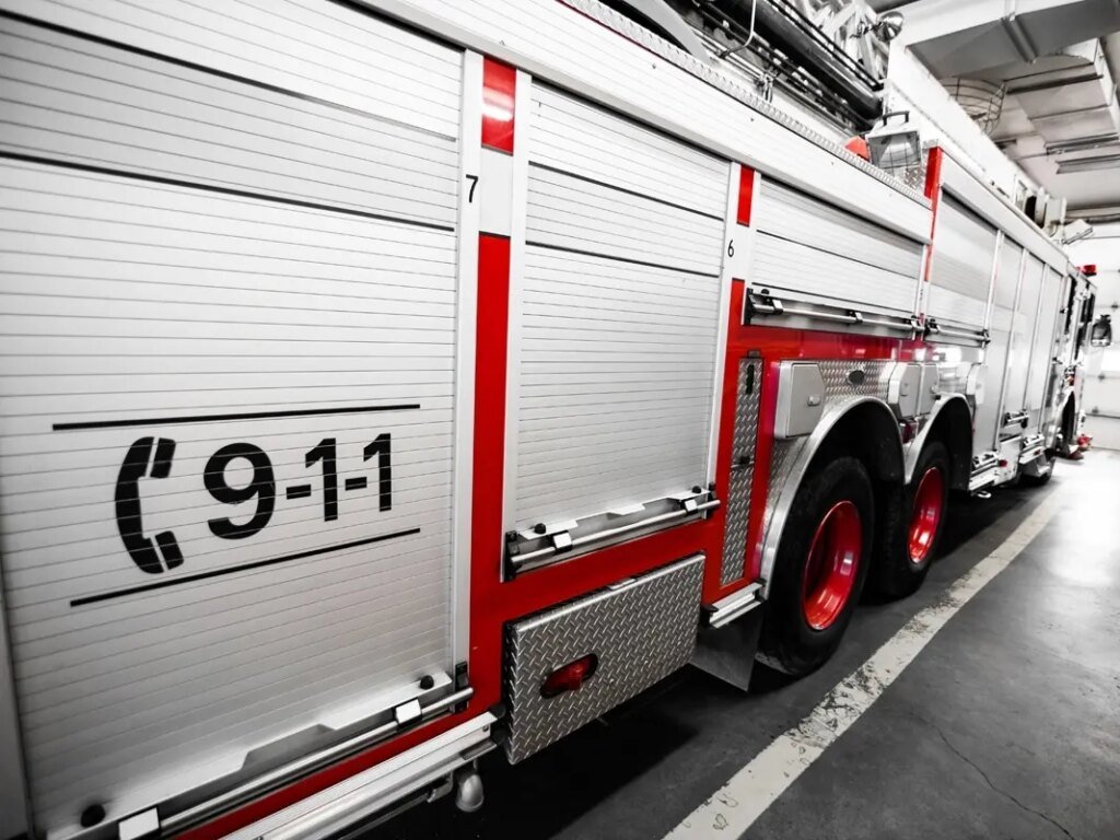 Firefighters Battle Irvine Commercial Building Blaze, Extinguish Smoky Inferno Firefighters Douse Smoky Fire In Irvine Commercial Building
