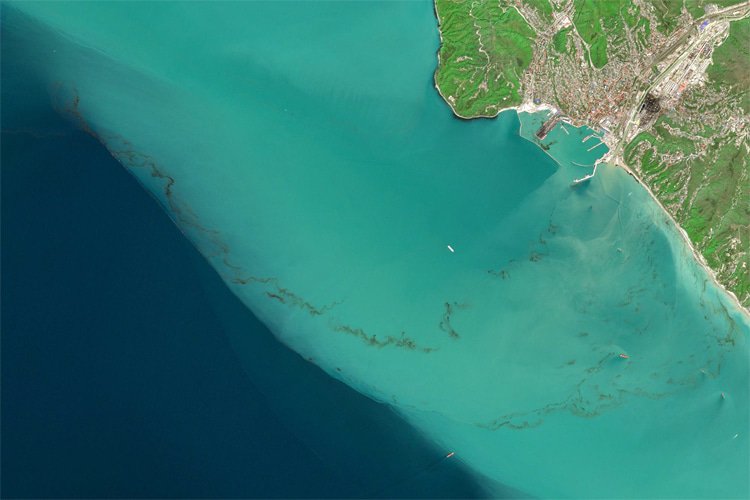 Tuapse: the oil spill can be seen from space